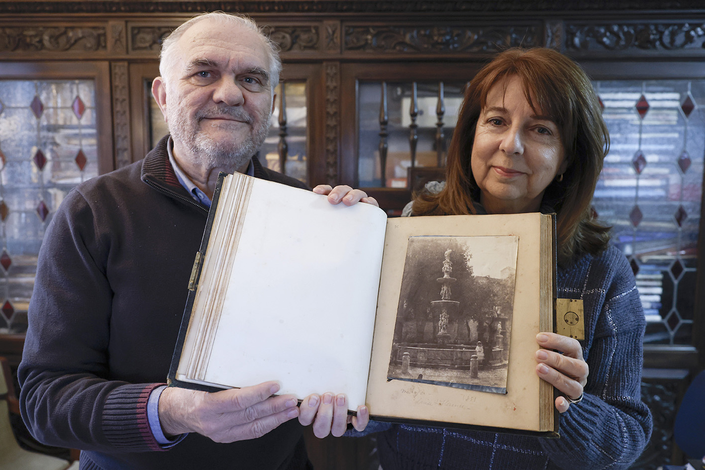 Juan Antonio Fernández Rivero junto a Teresa García Ballestero promotores de la coleccion Fernández Rivero de fotografía antigua